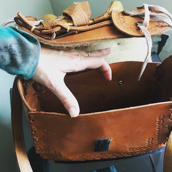 Handmade Vintage Tooled Leather Horse Saddle Bag - Picture 5 of 10